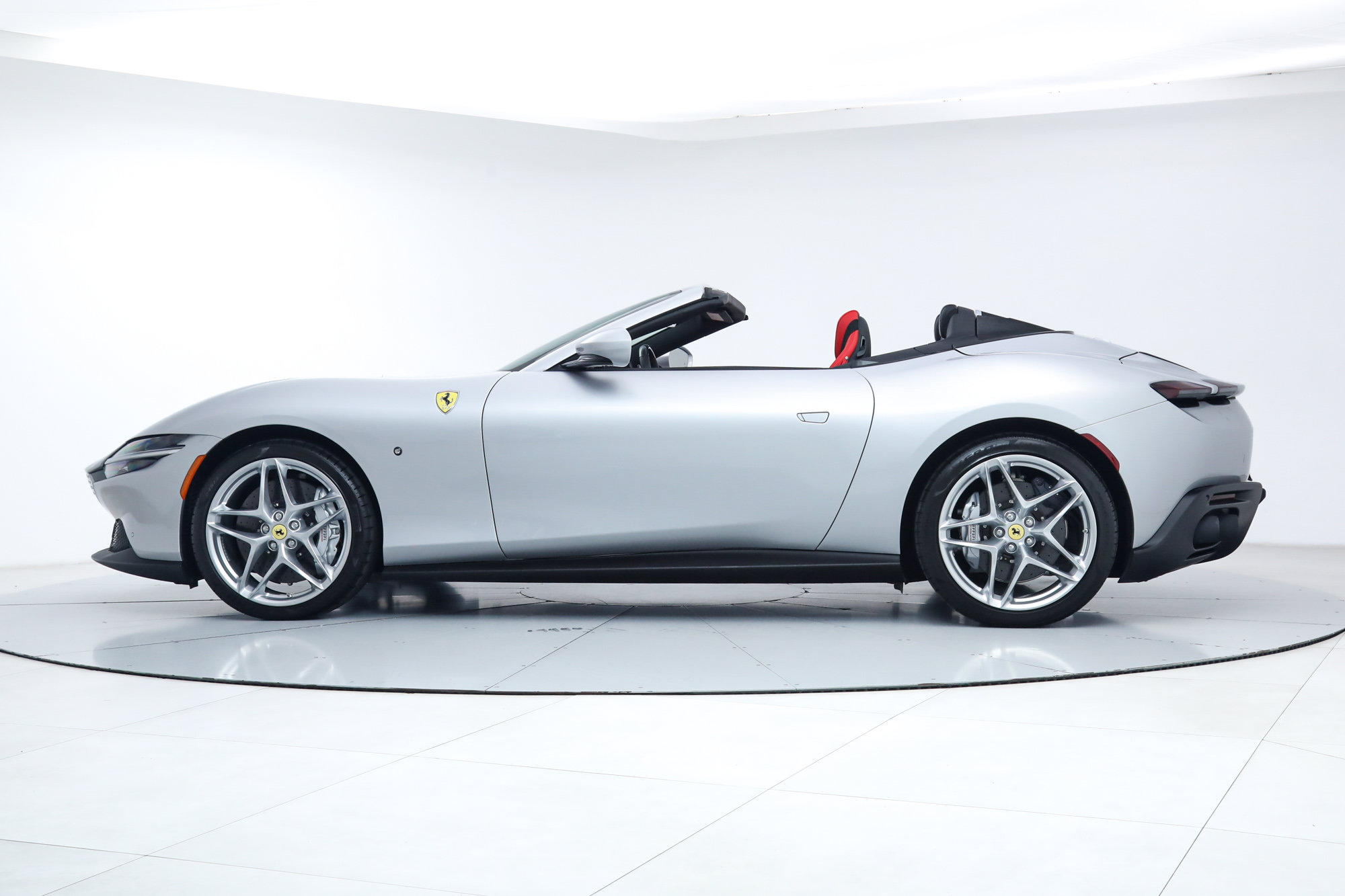 Certified 2026 Ferrari Roma Spider RWD image 4