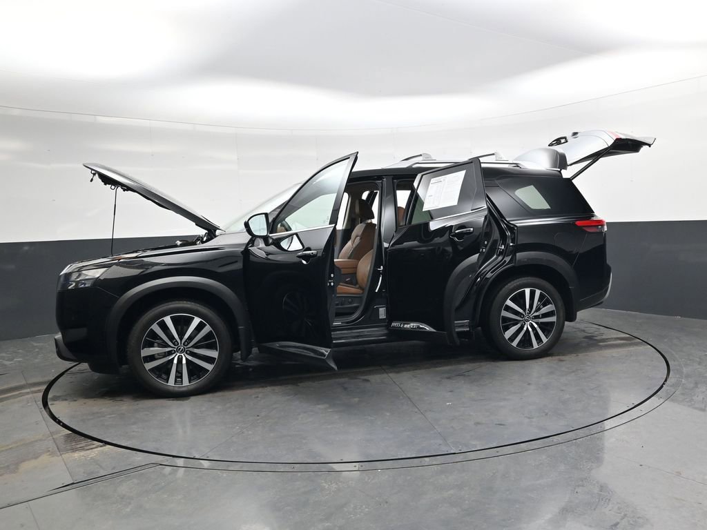 Used 2025 Nissan Pathfinder Platinum image 44