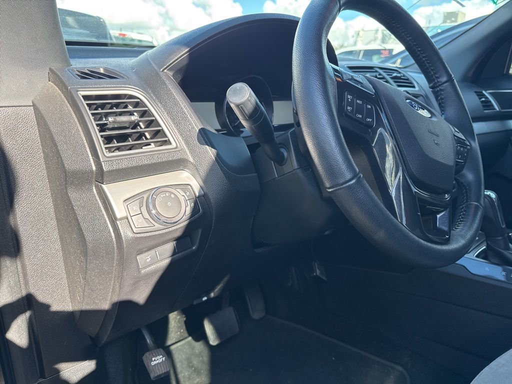 Used 2017 Ford Explorer XLT w/ Equipment Group 202A image 9