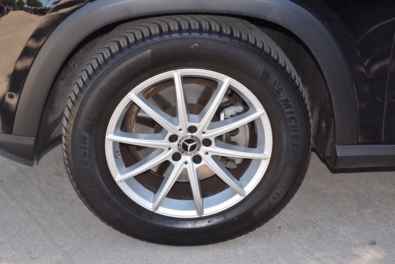 Used 2025 Mercedes-Benz GLE 350 4MATIC w/ Driver Assistance Package image 36