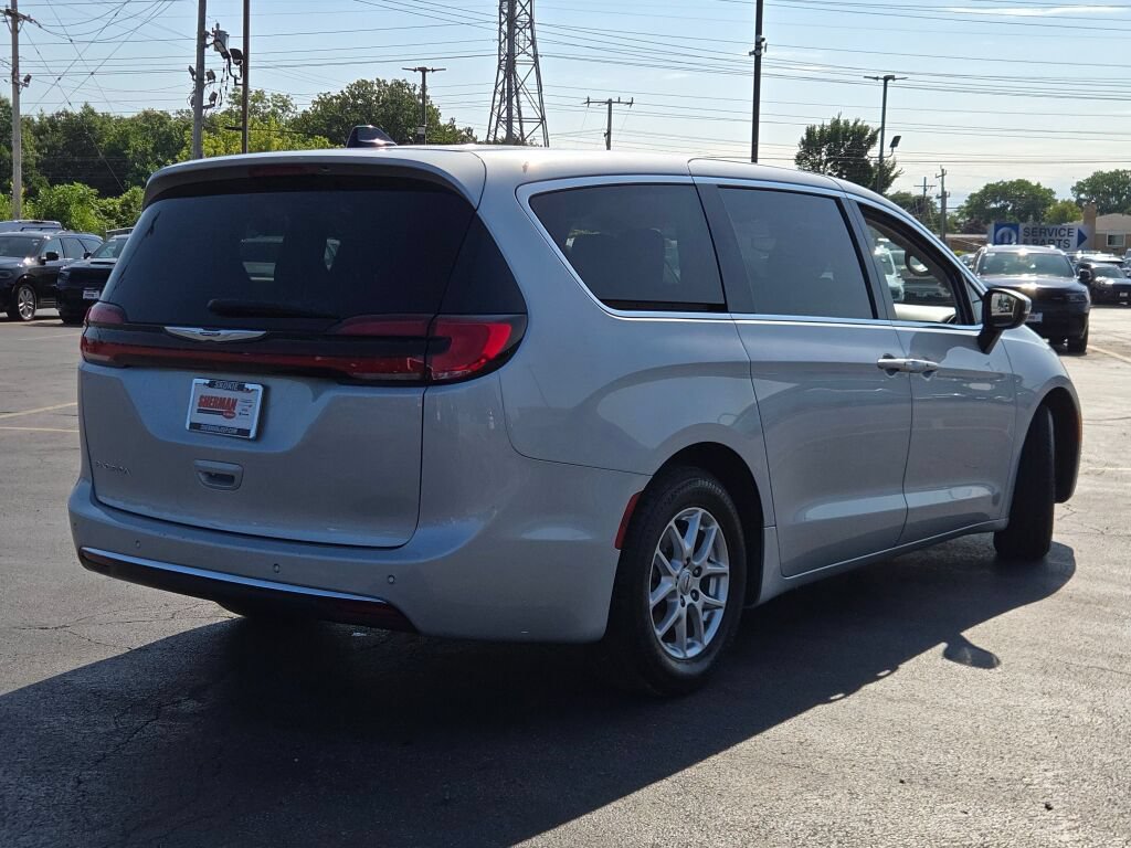 Used 2023 Chrysler Pacifica Touring-L FWD image 18