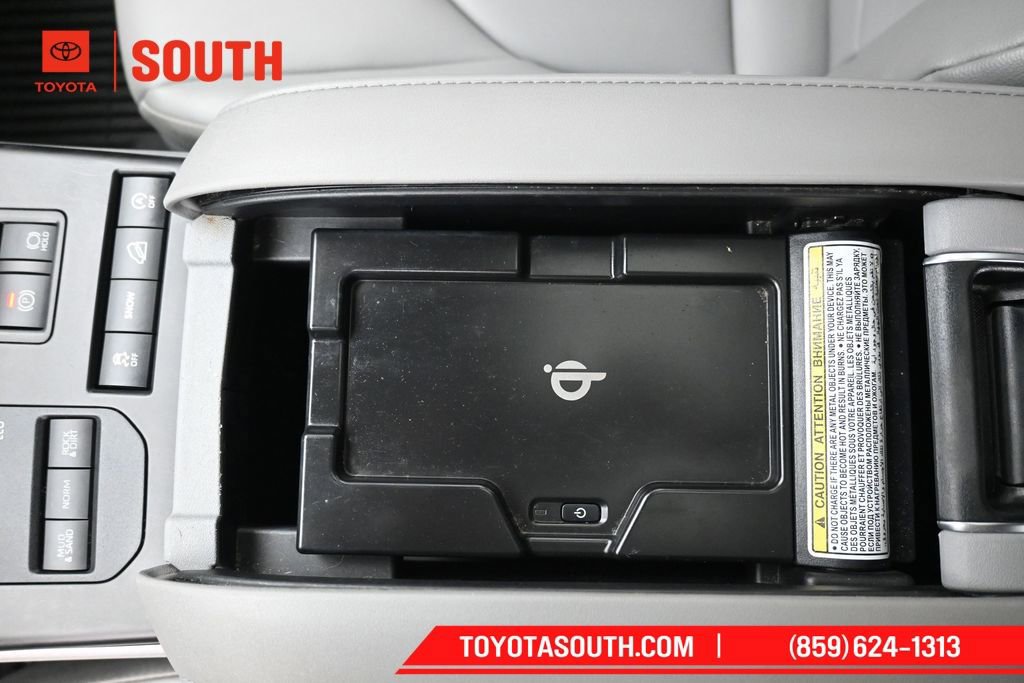 Used 2022 Toyota Highlander XLE AWD/4WD image 21