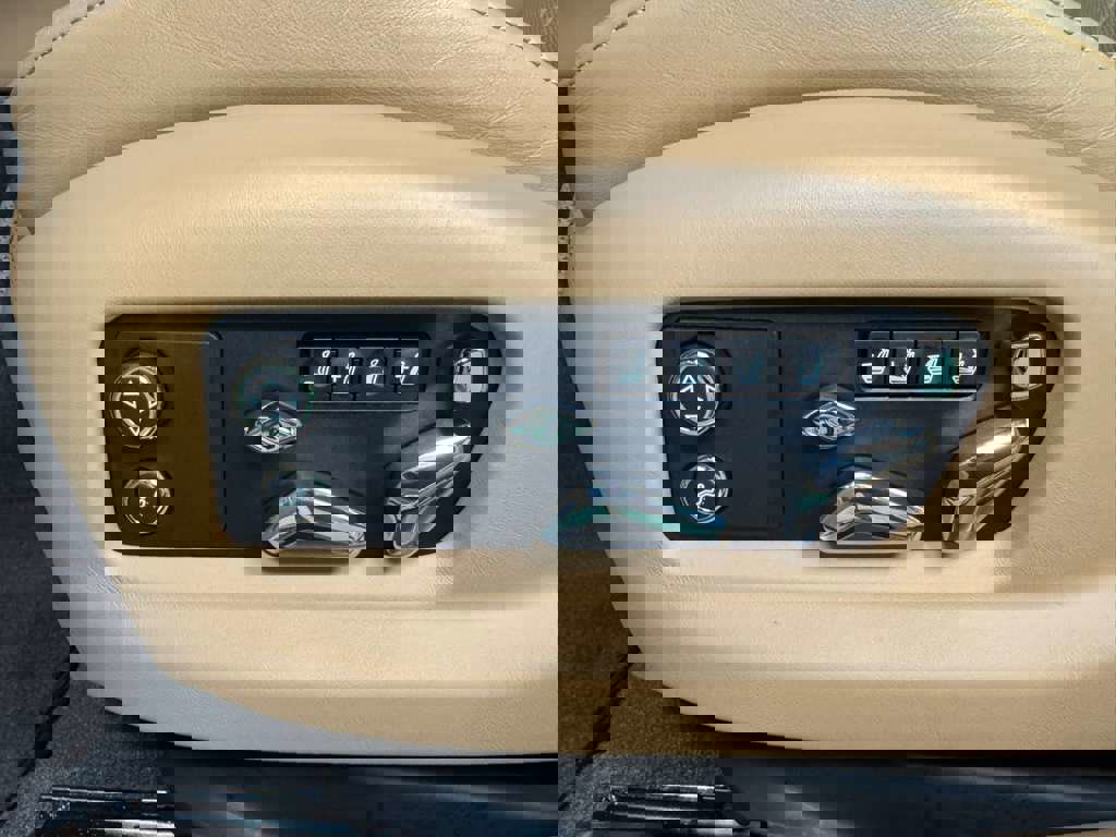 Used 2022 Bentley Flying Spur Plug-In Hybrid image 34