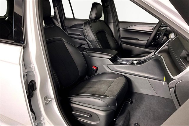 New 2025 Jeep Grand Cherokee Laredo image 12