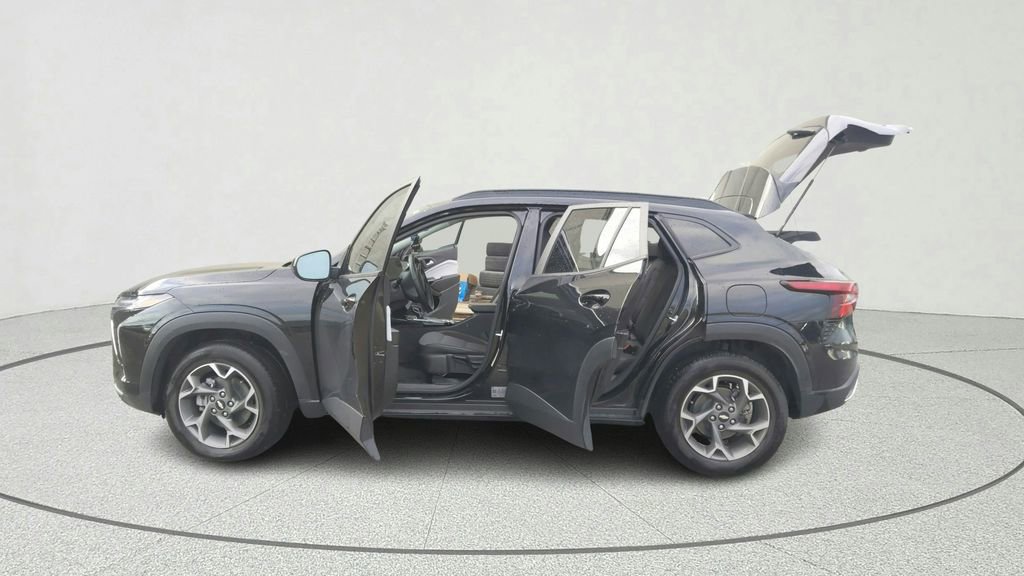 Used 2025 Chevrolet Trax LT w/ LT Convenience Package FWD image 11
