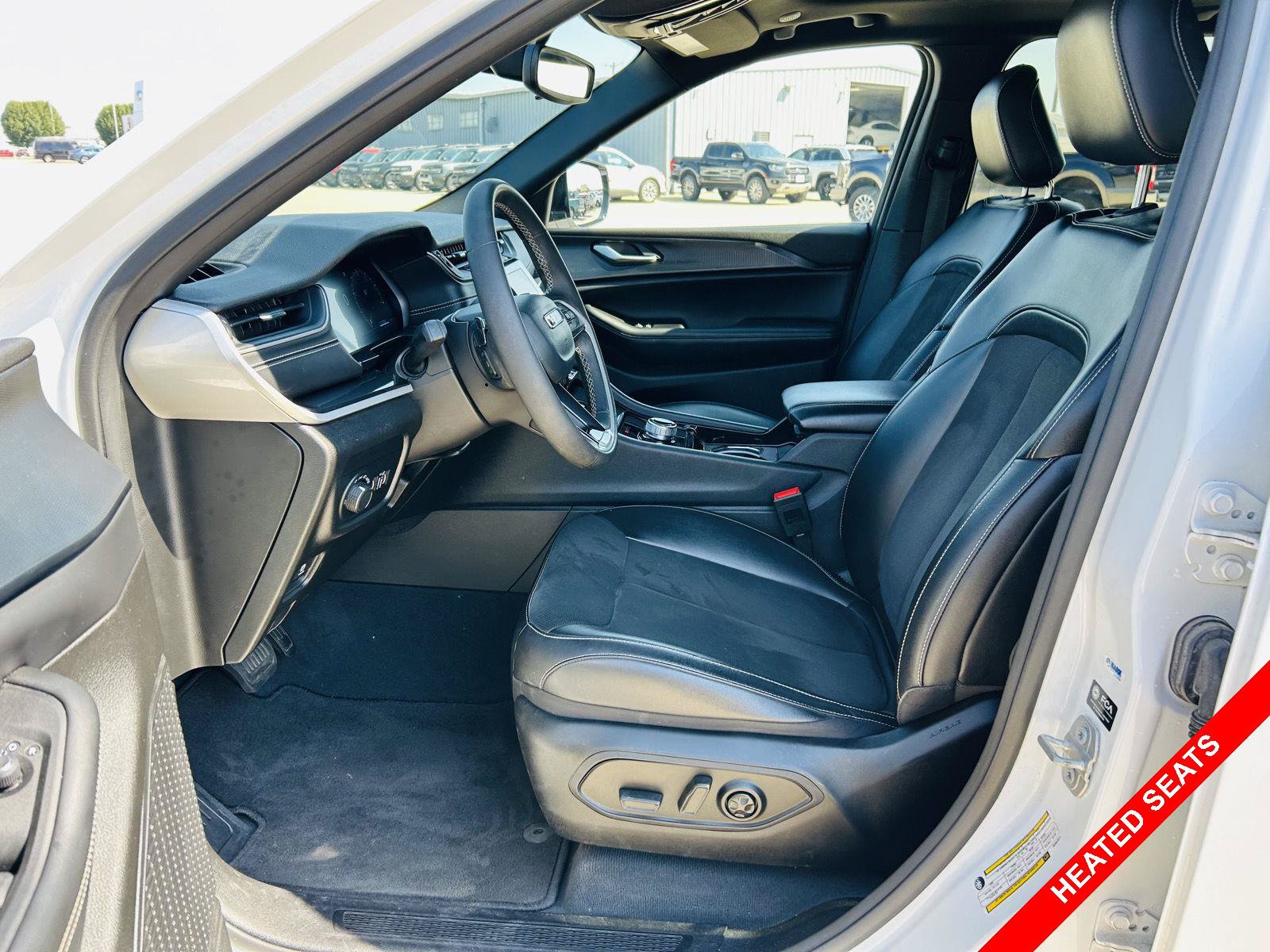 Used 2023 Jeep Grand Cherokee Altitude AWD/4WD image 3