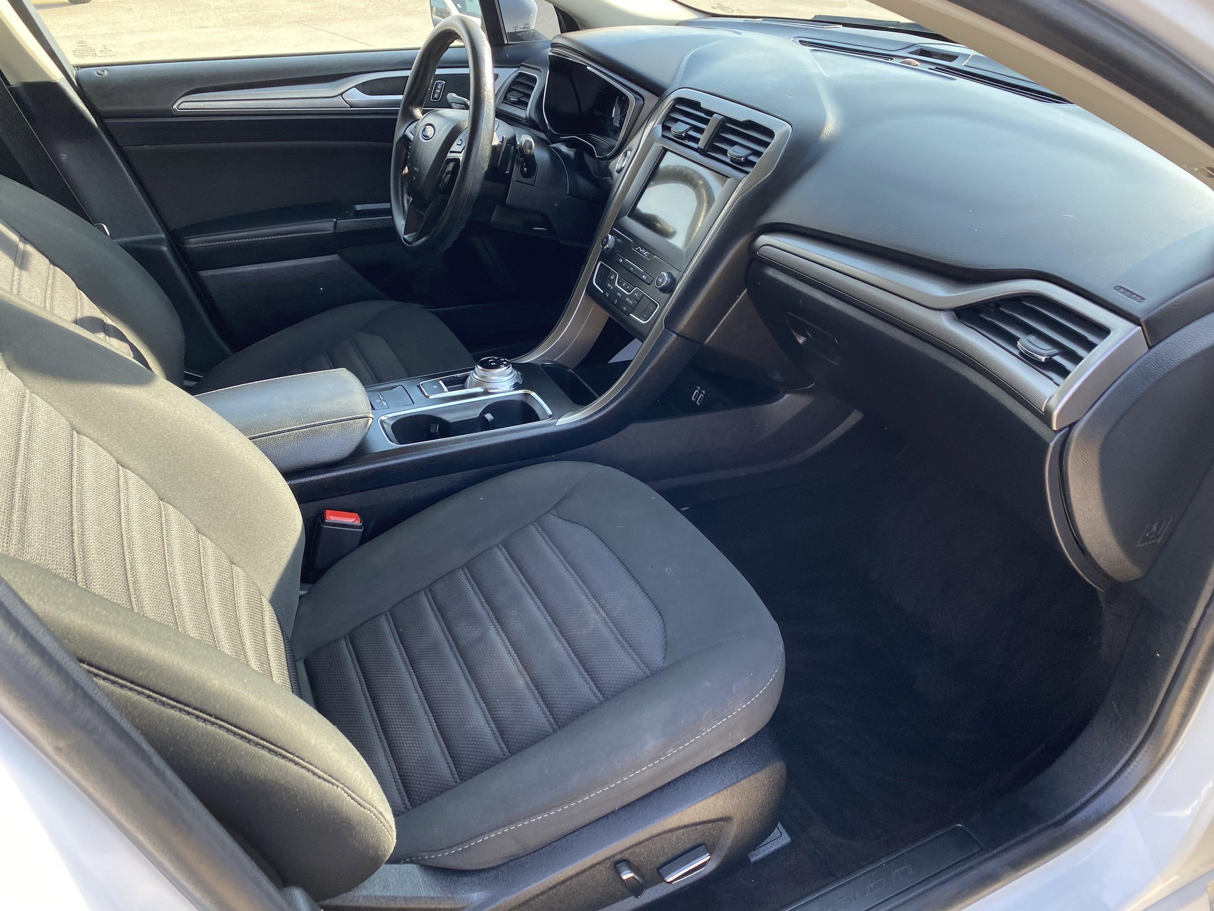 Used 2019 Ford Fusion SE FWD image 11