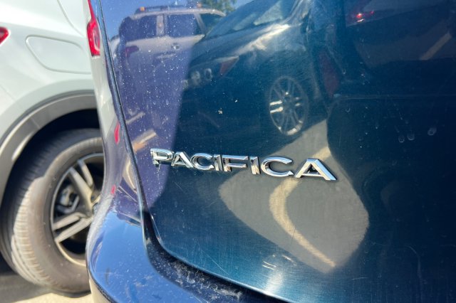 Used 2023 Chrysler Pacifica Touring-L FWD image 6