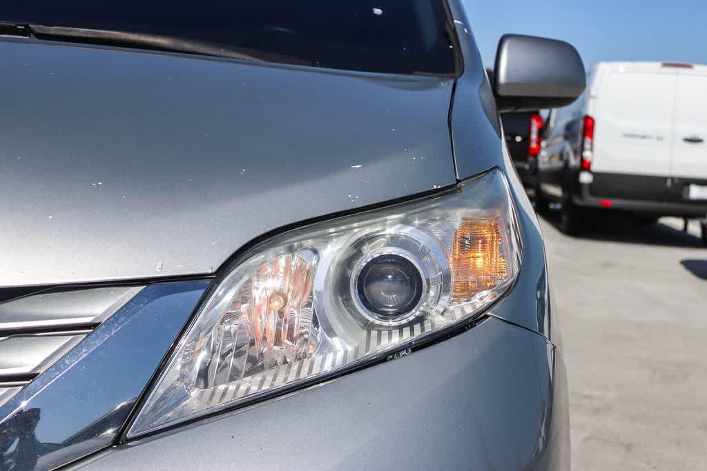 Used 2015 Toyota Sienna XLE w/ XLE Navigation Package FWD image 7