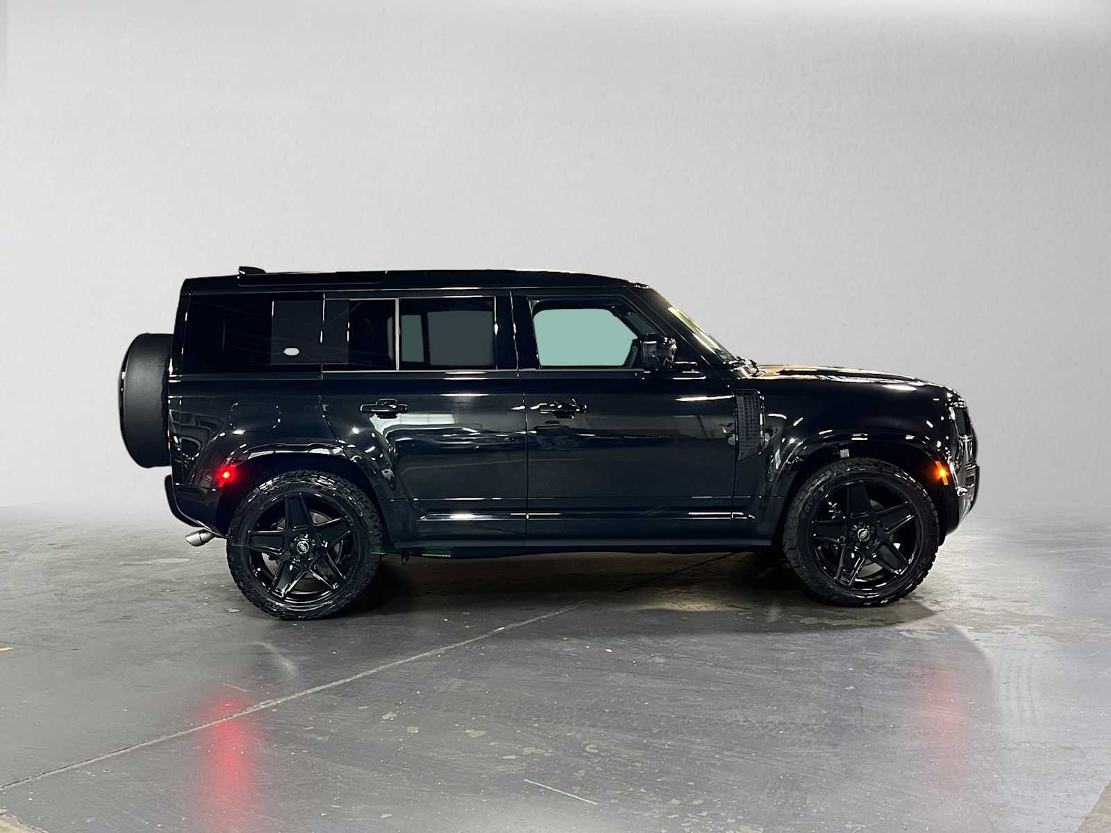 Used 2024 Land Rover Defender 110 V8 AWD/4WD image 2
