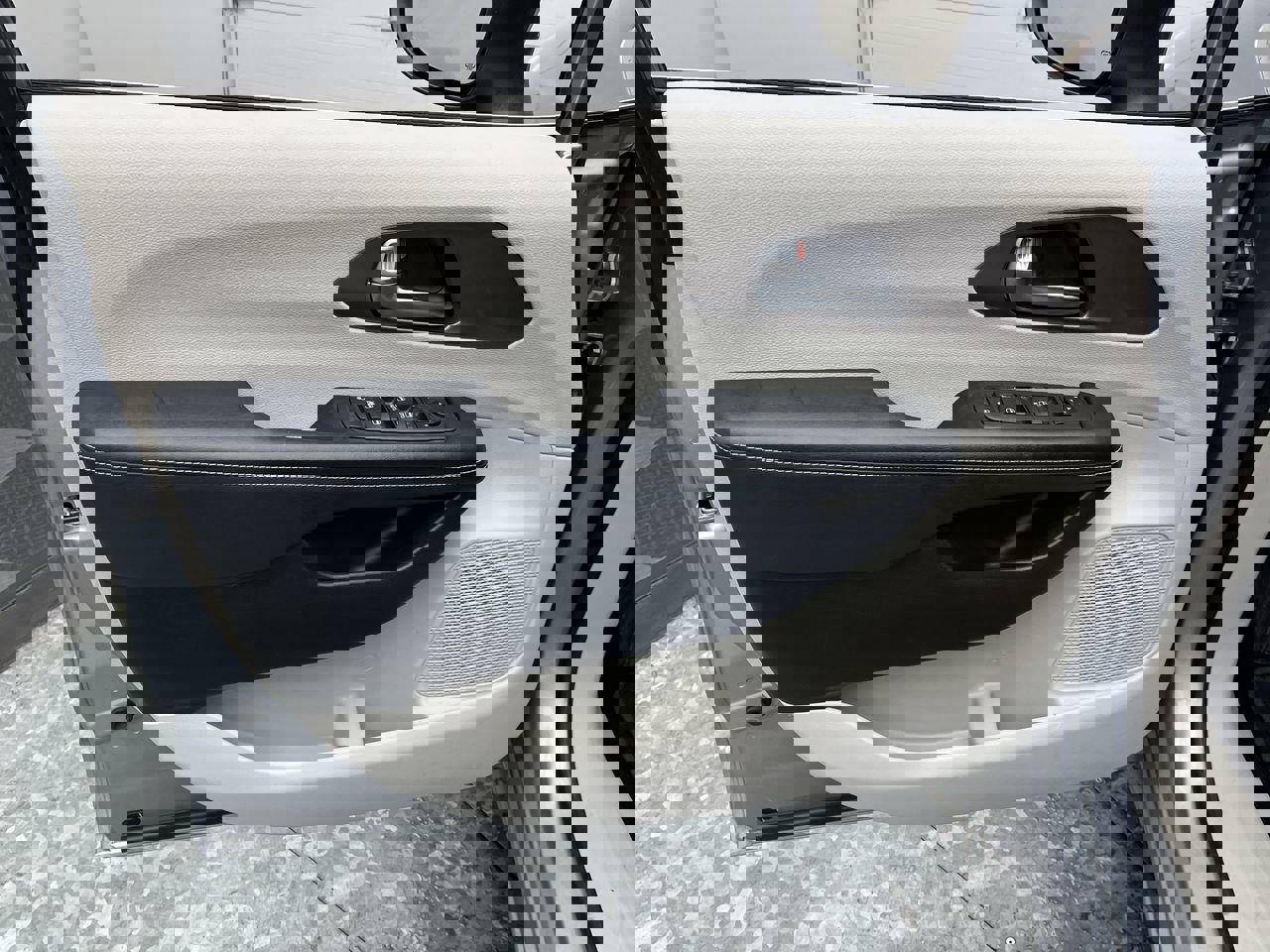 Used 2021 Chrysler Voyager L image 6