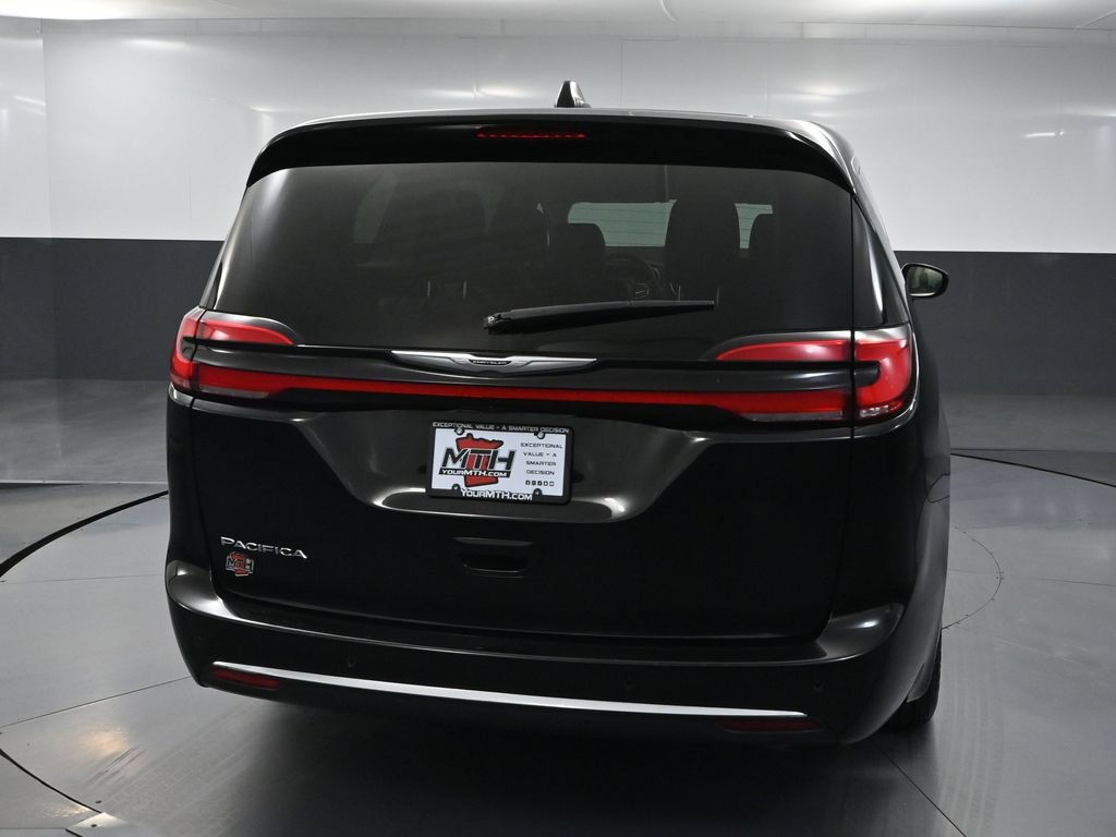 Used 2024 Chrysler Pacifica Touring-L FWD image 5
