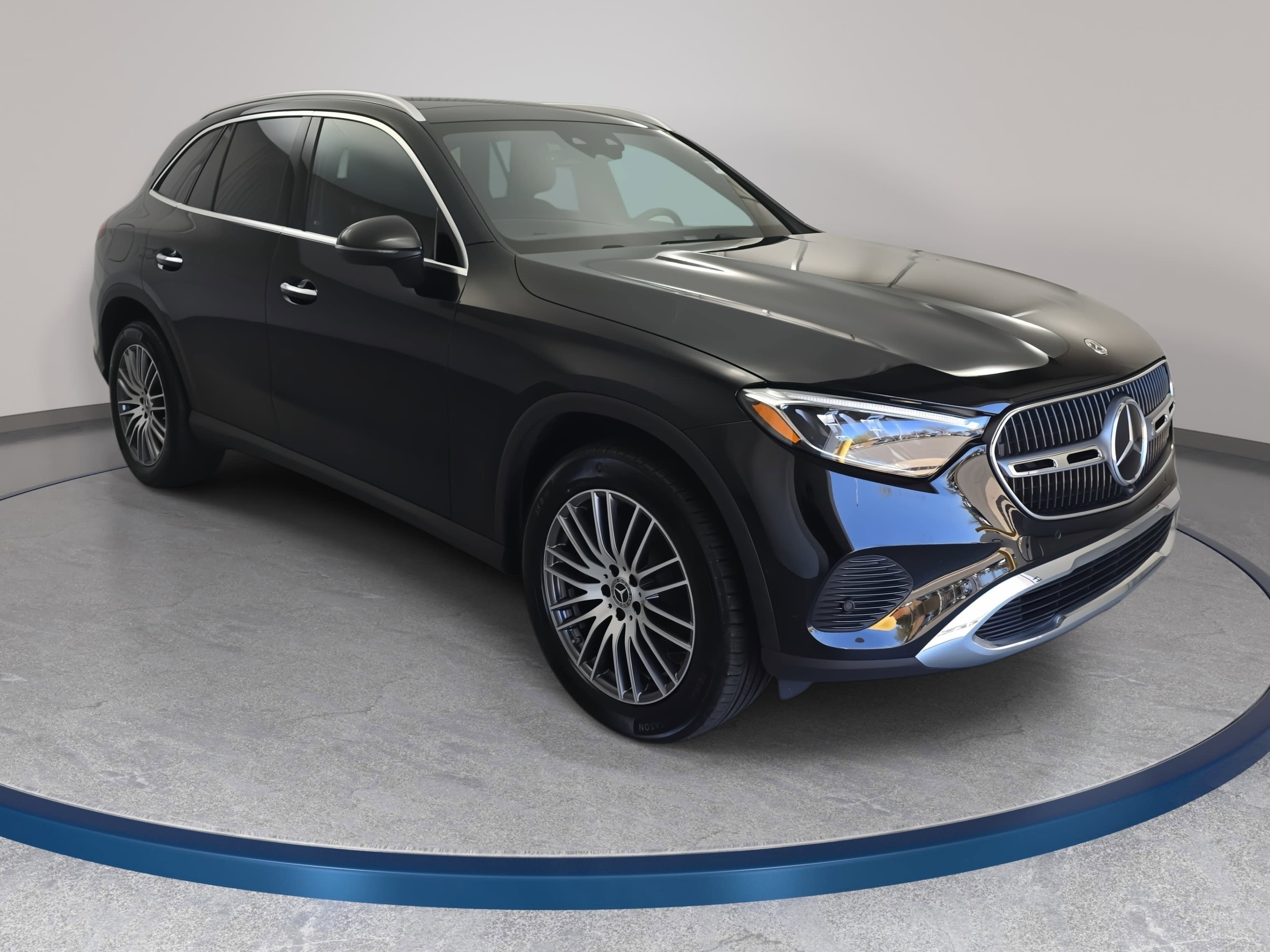 Used 2025 Mercedes-Benz GLC 300 4MATIC image 3