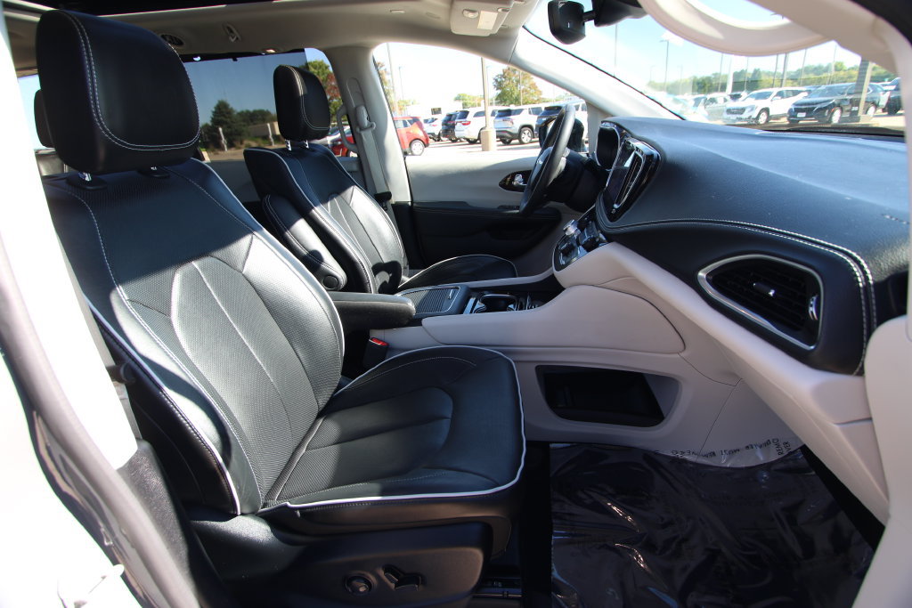 Used 2023 Chrysler Pacifica Limited w/ Uconnect Theater Family Group AWD/4WD image 8