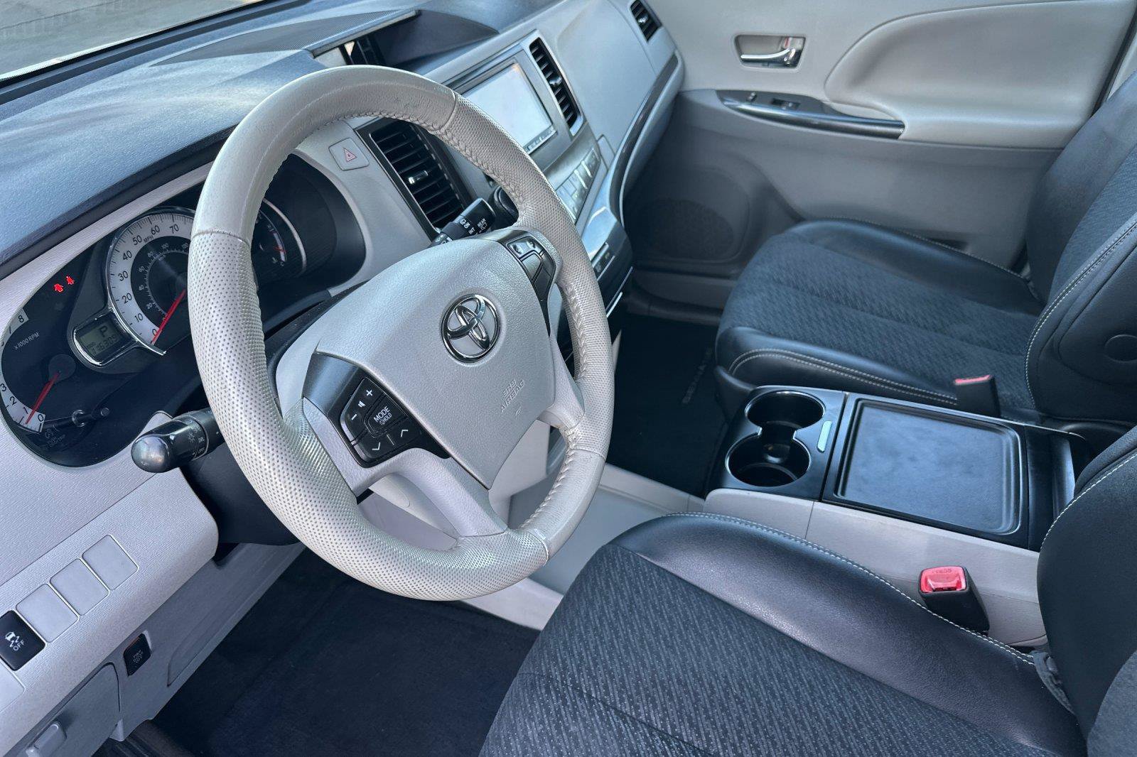Used 2014 Toyota Sienna SE FWD image 9