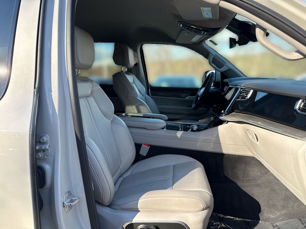 Used 2022 Jeep Wagoneer Series III w/ Flexible Seating Group image 25