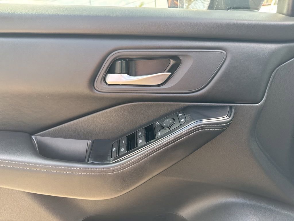 Used 2025 Nissan Rogue SV AWD/4WD image 11