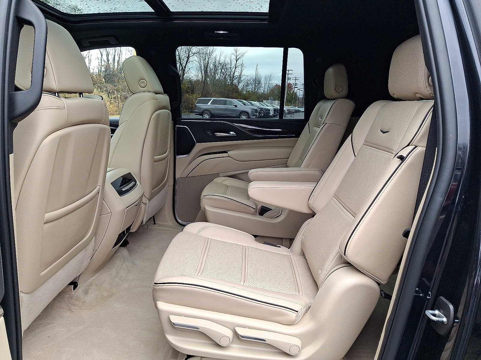 Used 2022 Cadillac Escalade ESV Premium Luxury image 10