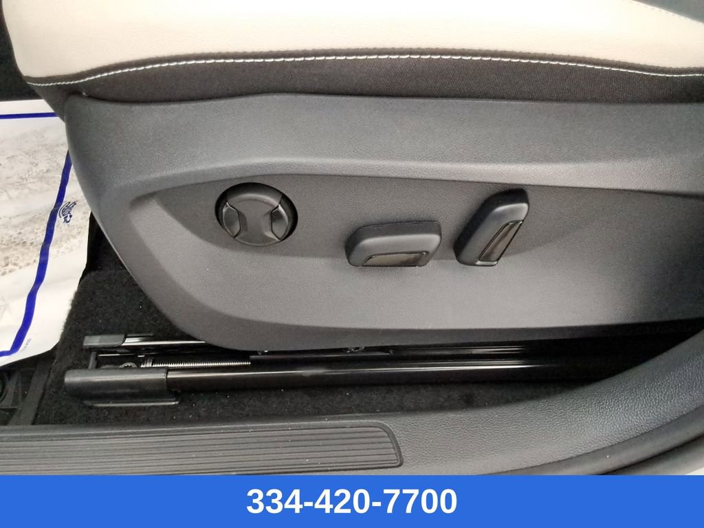 New 2025 Volkswagen Taos SE image 20