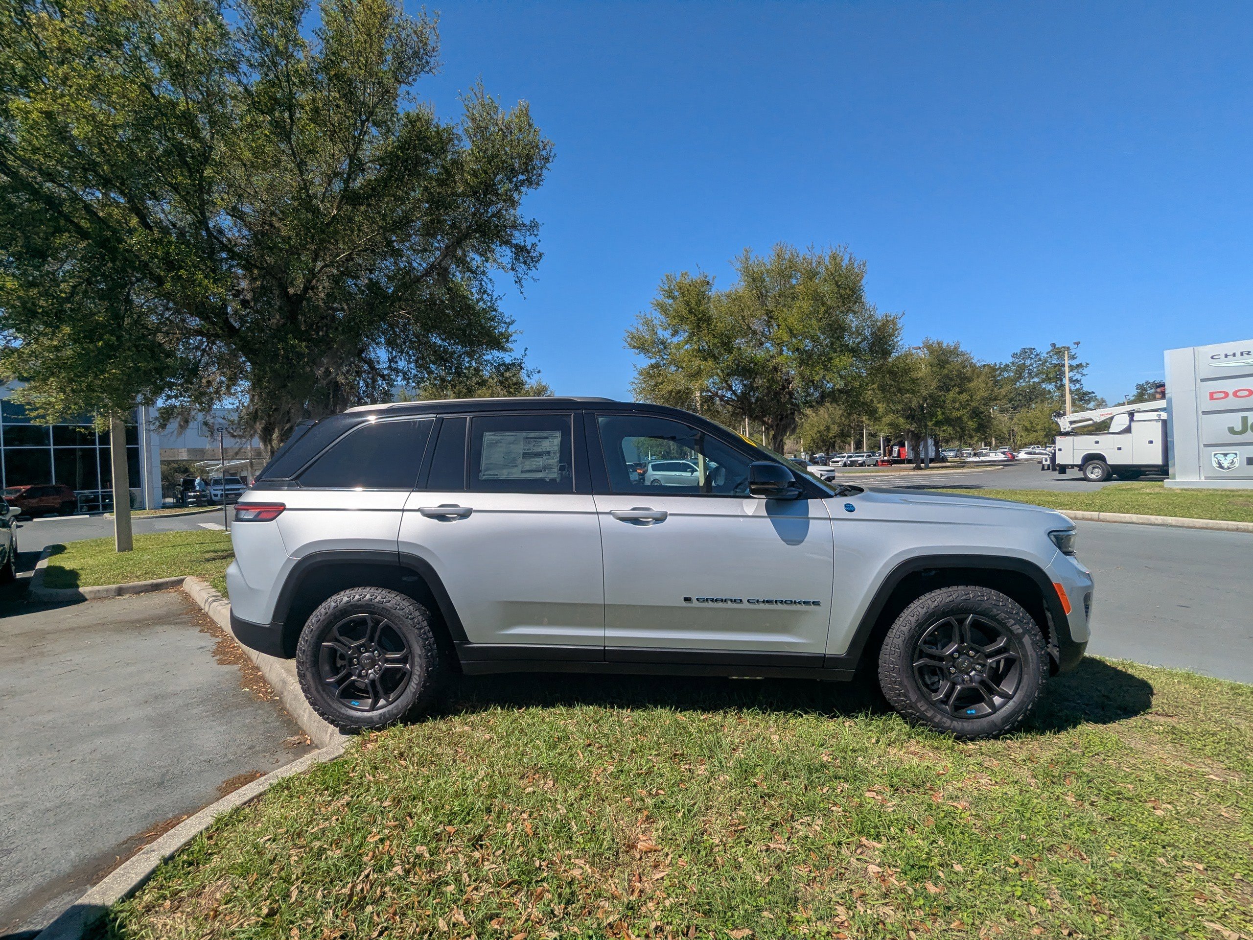 New 2025 Jeep Grand Cherokee Trailhawk image 2