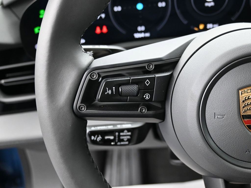 Used 2023 Porsche Taycan image 18