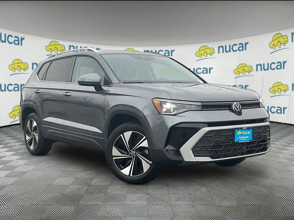 Used 2025 Volkswagen Taos SE w/ Panoramic Sunroof Package