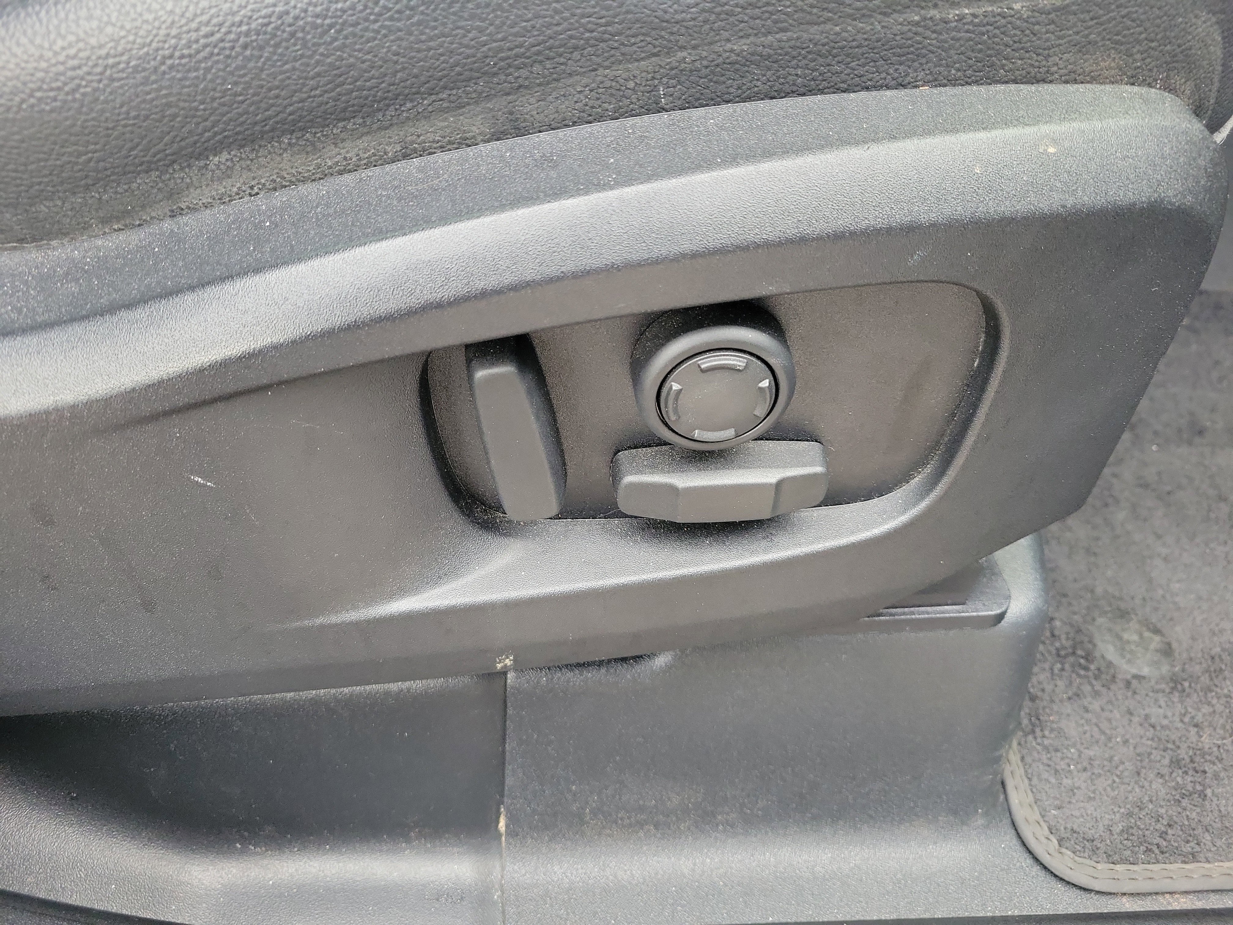 Used 2020 Land Rover Defender 110 SE image 9