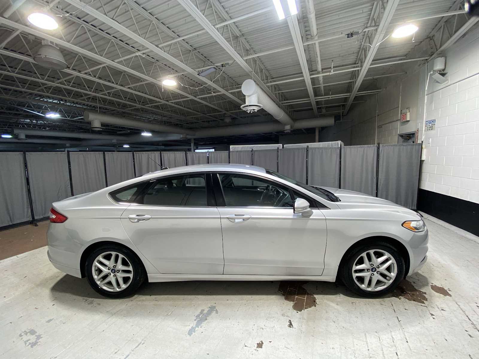 Used 2014 Ford Fusion SE FWD image 27