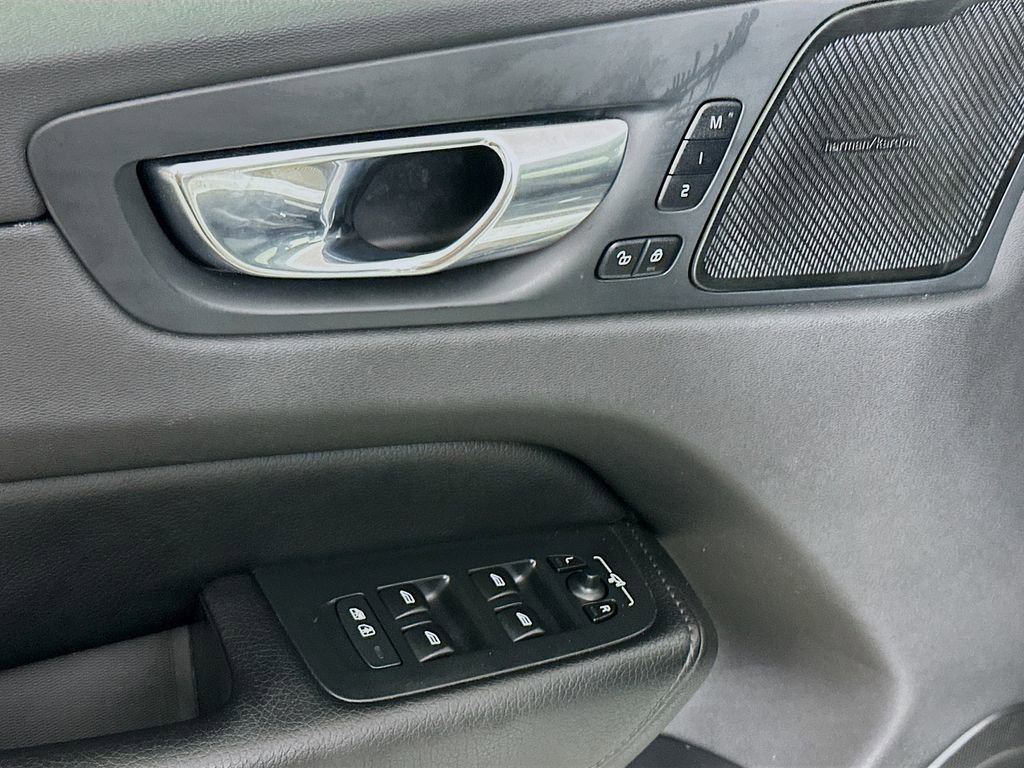 Used 2021 Volvo XC60 T5 Momentum w/ Premium Package image 21