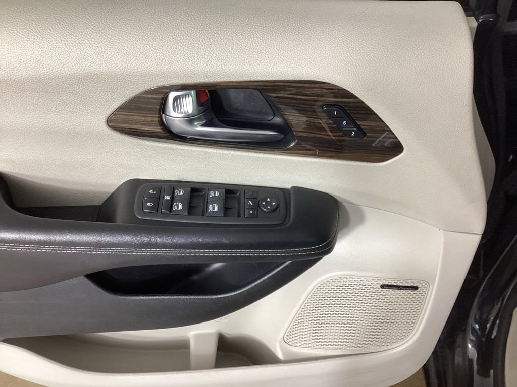 Used 2022 Chrysler Pacifica Limited FWD image 11