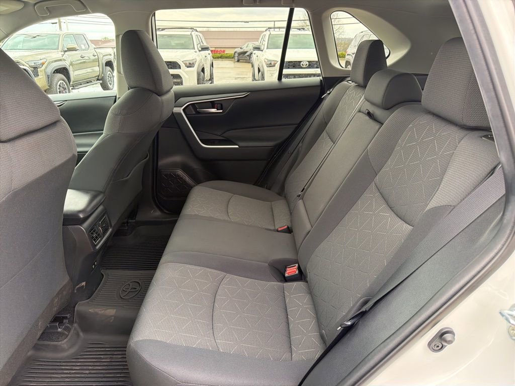 Used 2021 Toyota RAV4 XLE AWD/4WD image 23