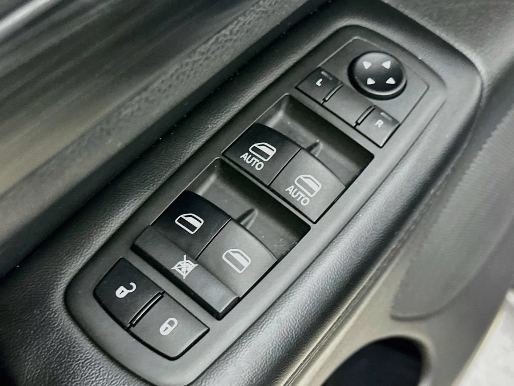 Used 2019 Jeep Grand Cherokee Altitude RWD image 22