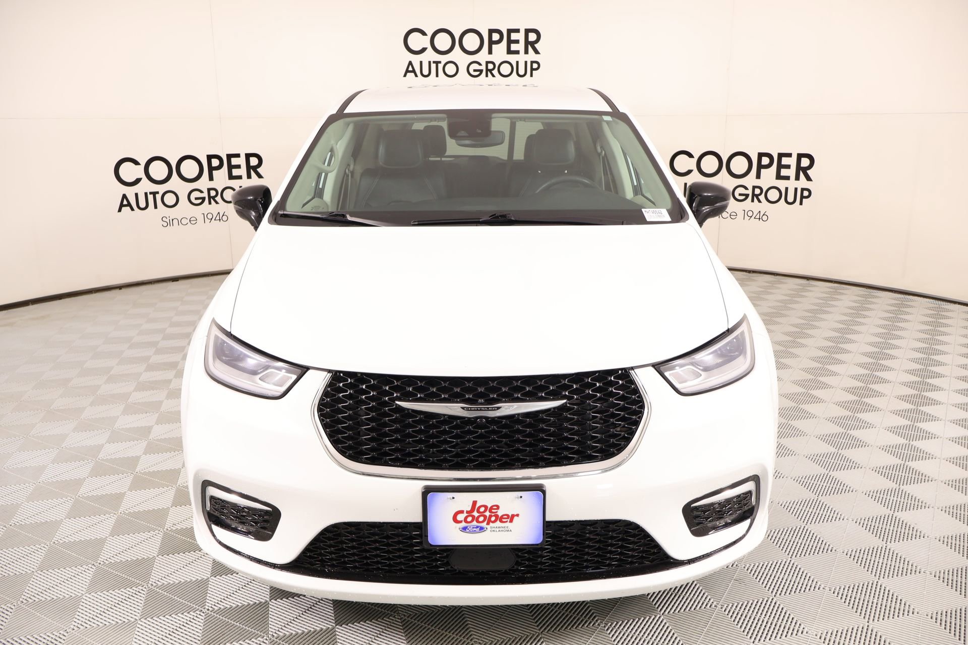 Used 2024 Chrysler Pacifica Touring-L FWD image 7