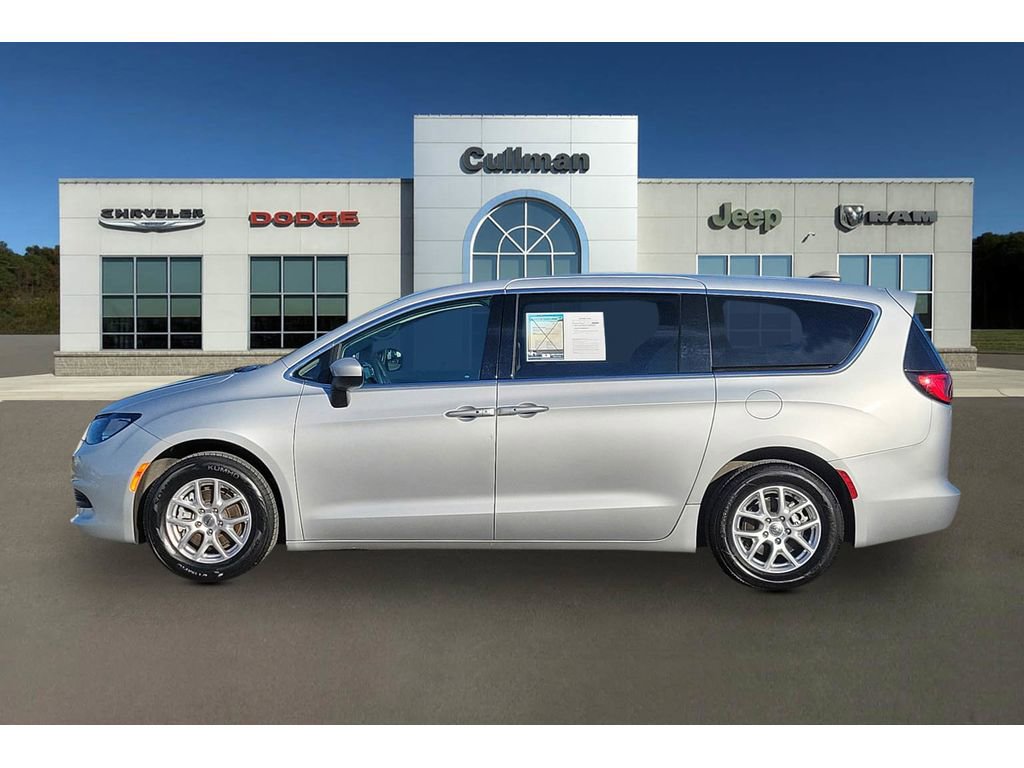 Used 2023 Chrysler Voyager LX image 8