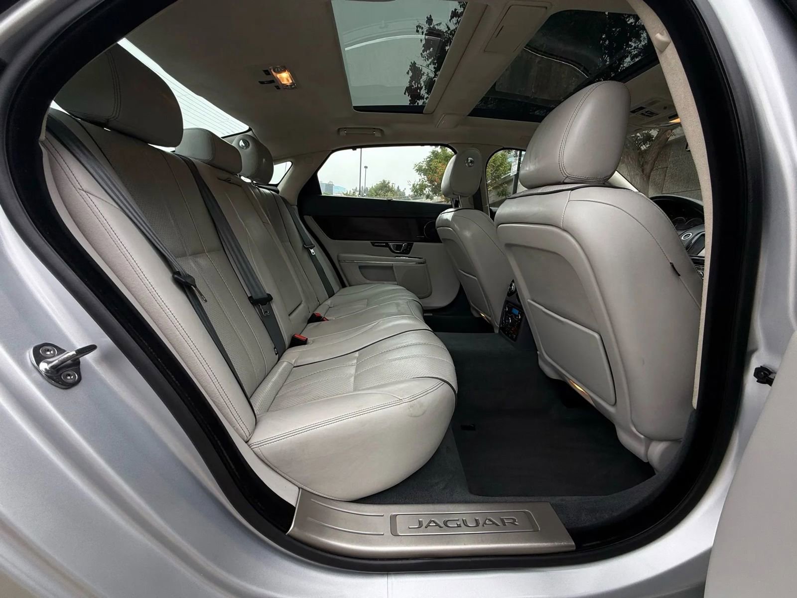 Used 2014 Jaguar XJ L Portfolio image 46