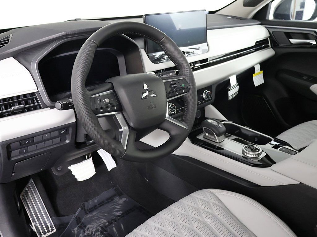 New 2025 Mitsubishi Outlander AWD image 33