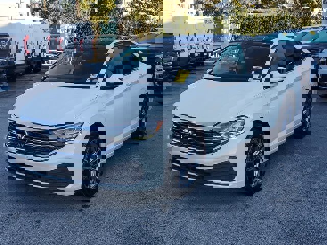 Used 2023 Volkswagen Jetta SE w/ Panoramic Sunroof Package image 3