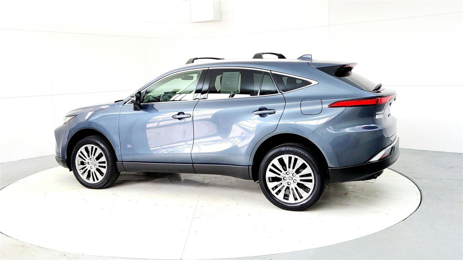 Certified 2022 Toyota Venza XLE image 4