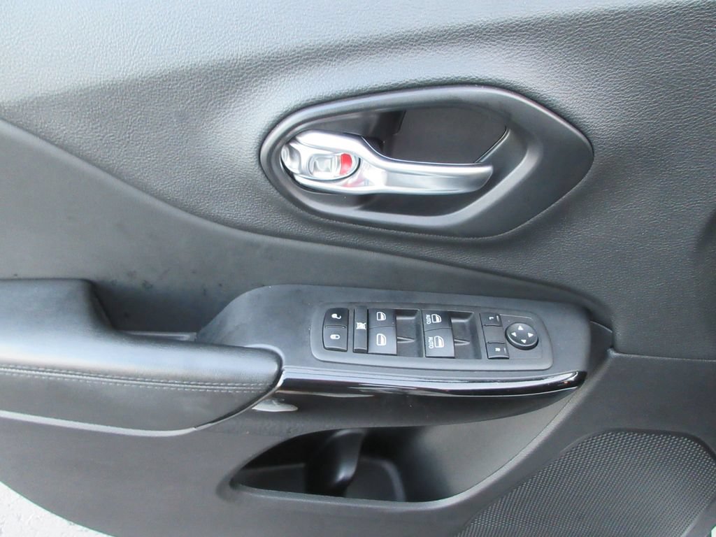 Used 2021 Jeep Cherokee Latitude Plus AWD/4WD image 21