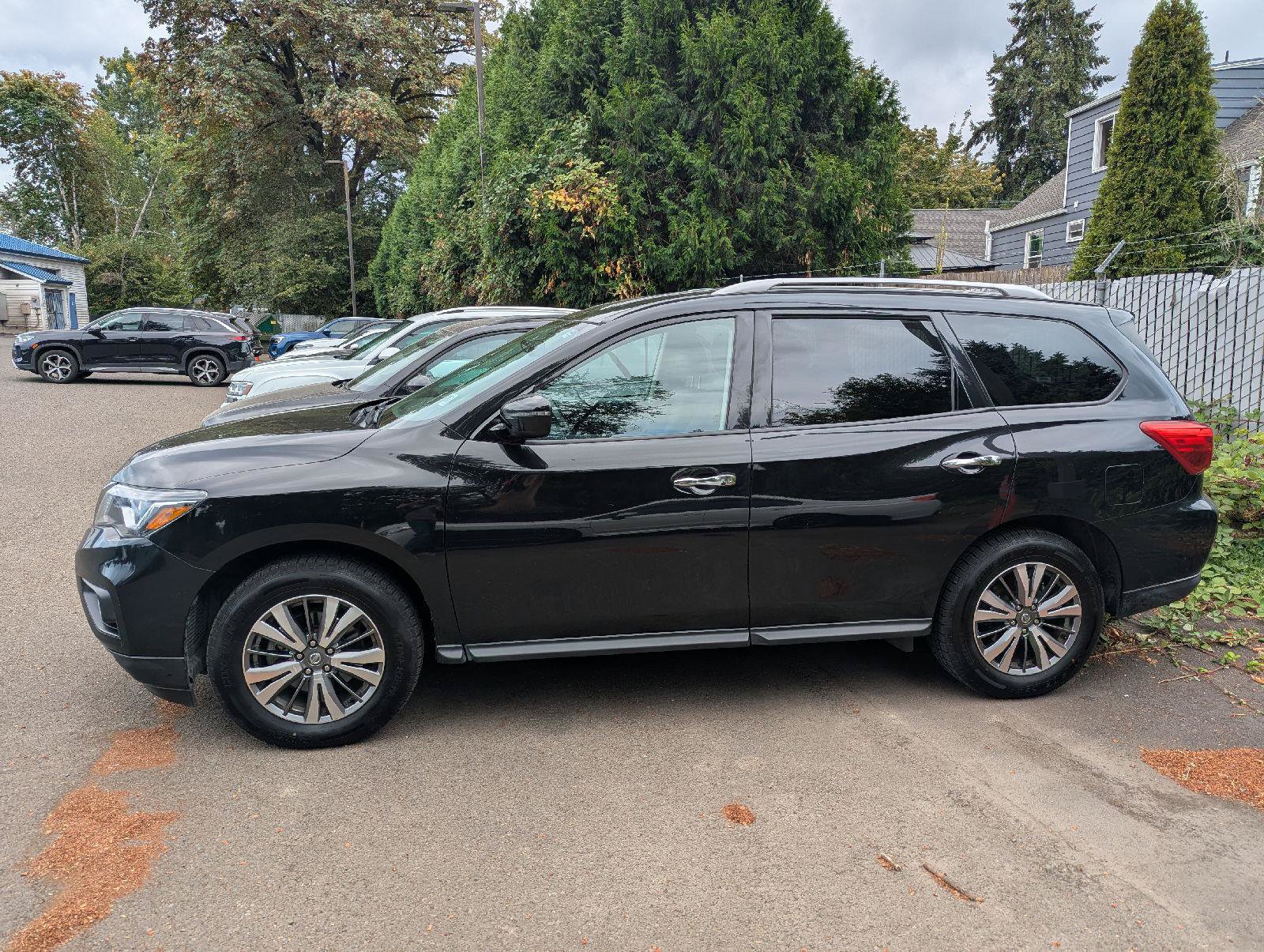 Used 2019 Nissan Pathfinder SV AWD/4WD image 2