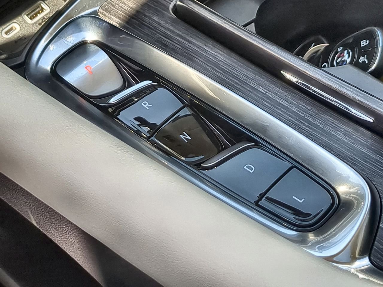Used 2024 Buick Enclave Avenir FWD image 16