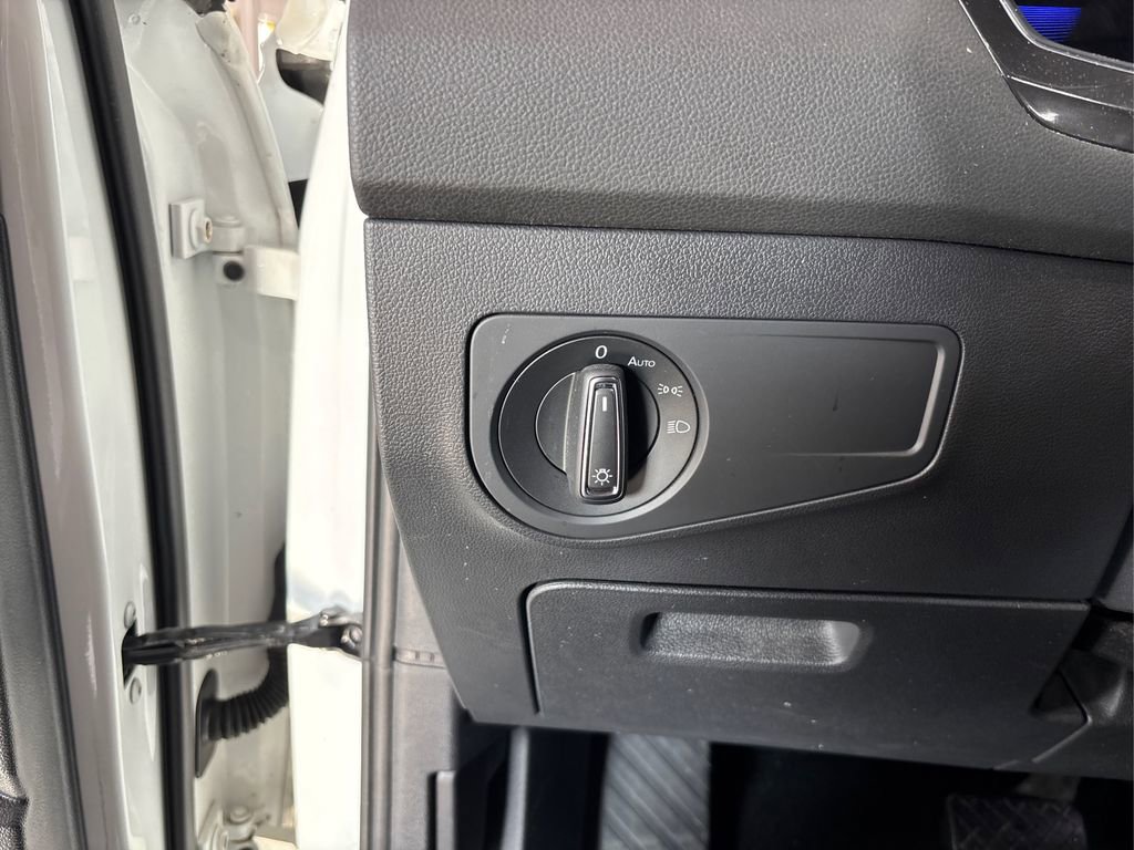 Used 2022 Volkswagen Tiguan SE image 41