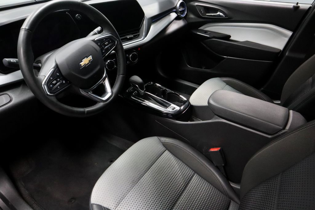 Used 2025 Chevrolet Trax LT w/ LT Convenience Package FWD image 22