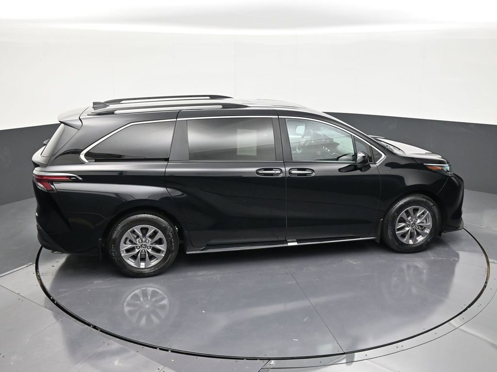 Used 2025 Toyota Sienna XLE w/ XLE Plus Package image 18
