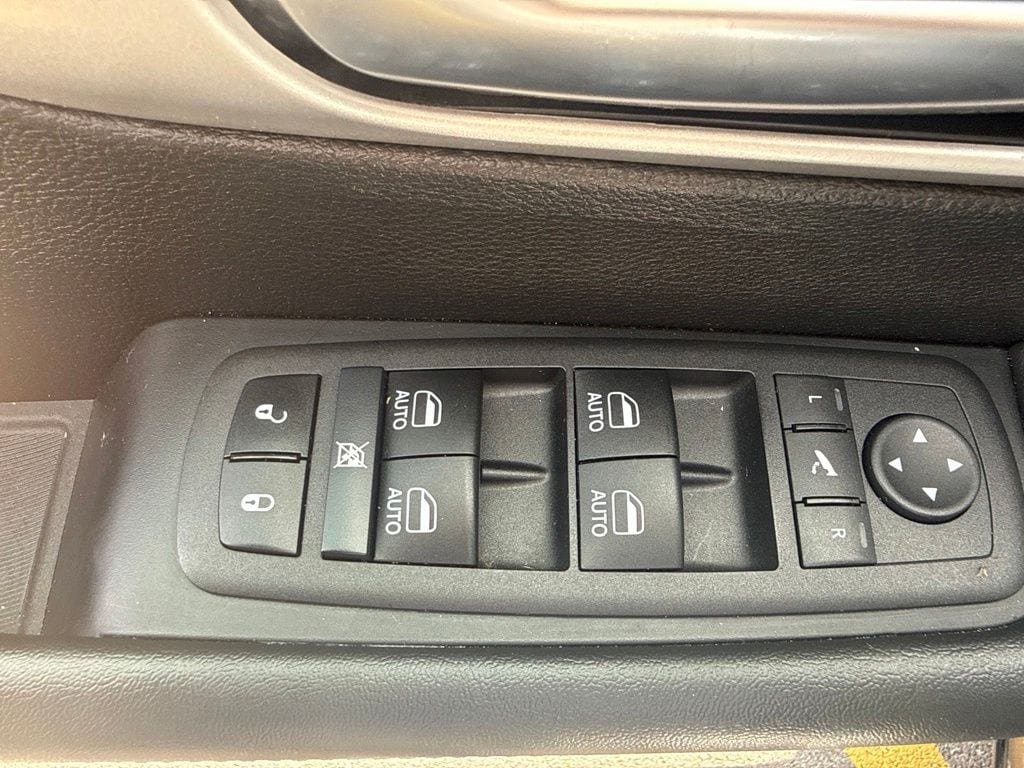 Used 2025 Chrysler Pacifica Limited FWD image 31