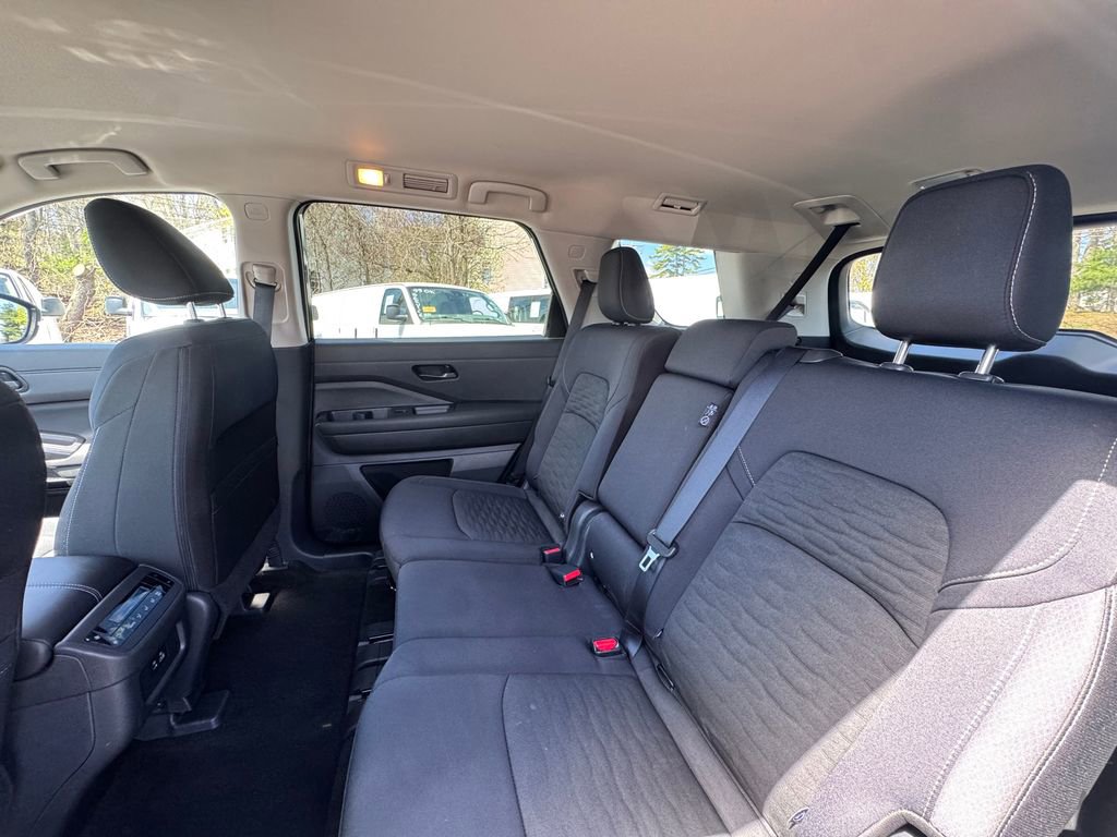 Used 2025 Nissan Pathfinder SV AWD/4WD image 13