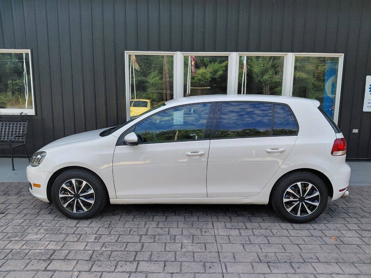 Used 2014 Volkswagen Golf 4-Door FWD image 3