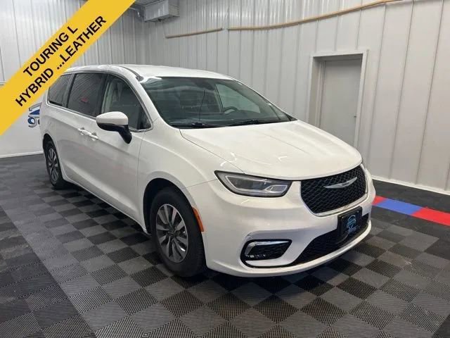 Used 2023 Chrysler Pacifica Touring-L image 1