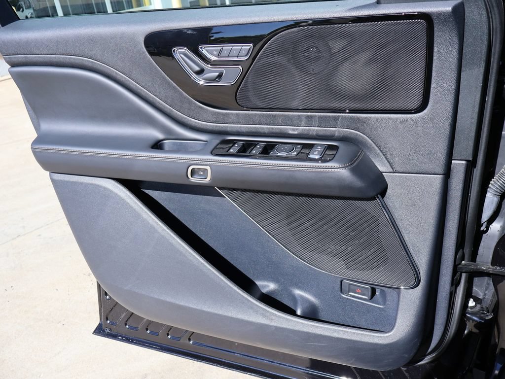 Used 2025 Lincoln Aviator AWD image 39