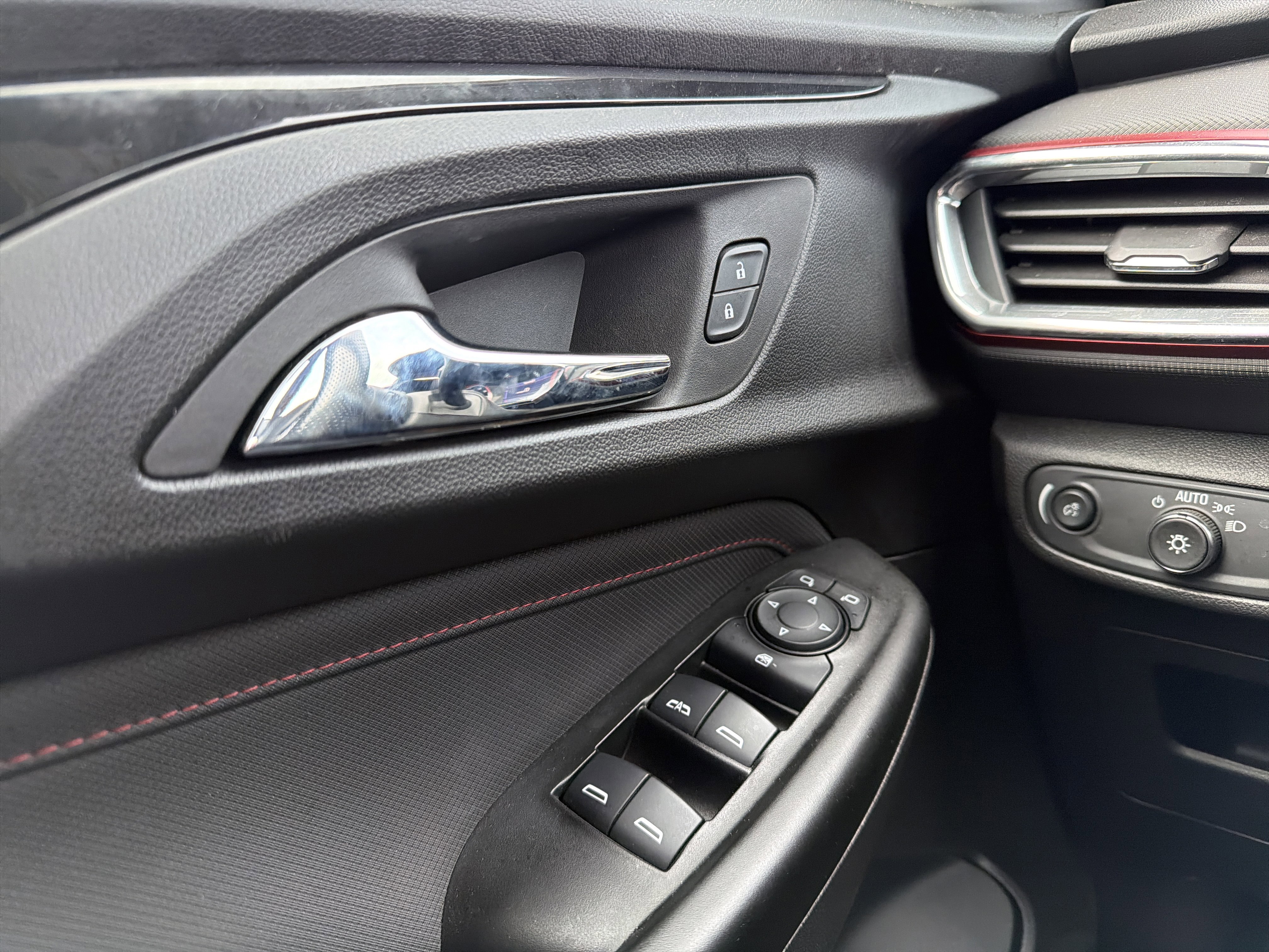 Used 2023 Chevrolet TrailBlazer RS w/ Technology Package image 25